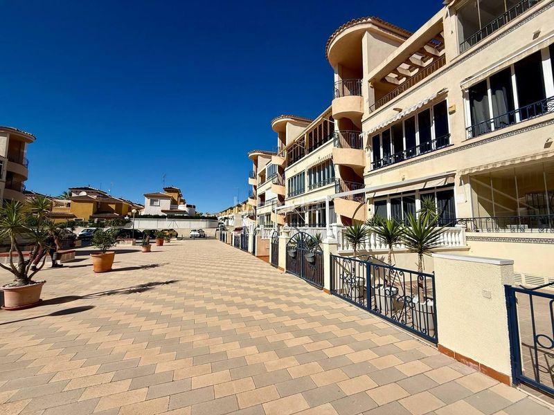 Foto 53d50944-8c22-4577-a7aa-4a2bd314f08f. Apartament amb piscina a Los Balcones y los Altos Orihuela