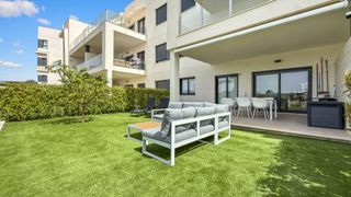 Planta baja en El Pinar de Campoverde. Bienvenido a este impresionante apartamento en planta baja situa