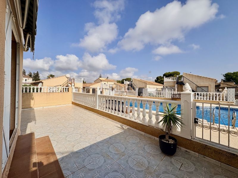 Foto 6ddd8cd6-8b9d-44fc-affb-af26d7c73700. Xalet amb piscina a Los Balcones y los Altos Orihuela