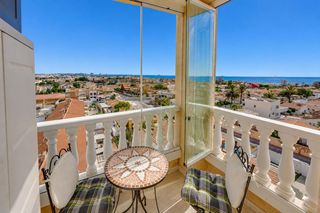Apartament a Nueva Torrevieja. Presentamos este fantaacutestico apartamento ubicado en una sext