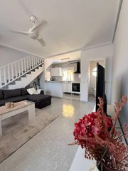 Àtic a Nueva Torrevieja. Este encantador duacuteplex aacutetico estaacute ubicado en una