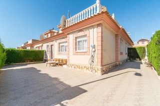 Casa pareada en Playa Flamenca. Descubre este encantador pareado en la prestigiosa zona de playa
