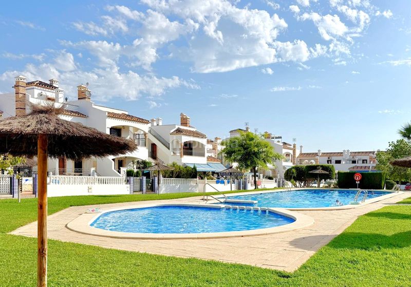 Foto 4f486c48-ff16-4ac5-b3d4-550b62127347. Apartament amb aparcament piscina a Los Almendros Orihuela