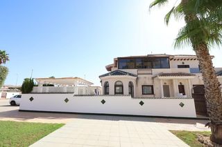 Casa aparellada a Lo Marabú. Vivienda adosada en esquina con jardiacuten privado de 180 msup2