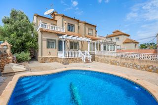 Casa aparellada a San Miguel de Salinas. ...