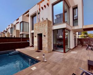 Chalet in Pueblo Bravo. Moderna villa de obra nueva orientada al sur con piscina privada