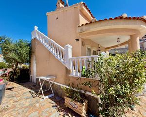Chalet en La Marquesa. Villa orientada al suroeste con jardiacuten y solaacuterium en c