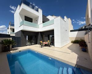 Xalet a Benijófar. Moderna villa con piscina privada y espectaculares vistas a las