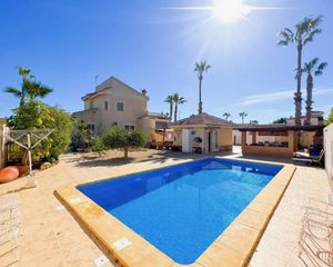 Chalet in Doña Pepa. Villa de lujo orientada al sur con piscina privada y amplia parc