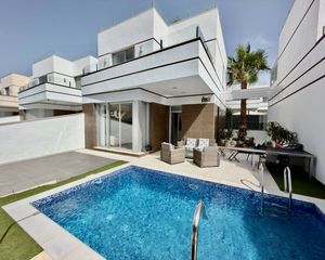 Chalet in Centro de la Ciudad Quesada. Elegante villa de 3 dormitorios con piscina privada a poca dista