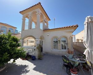 Chalet en Algorfa. Encantadora villa de 2 dormitorios con solaacuterium y piscina c