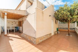 Casa aparellada a Playa Flamenca. Descubre este magniacutefico chalet pareado con jardiacuten priv