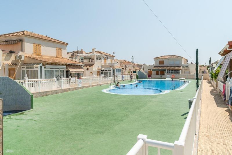 Foto 01518d4d-cf1c-4c3e-a4f9-c249efa9dacd. Casa aparellada amb piscina a Playa Flamenca Orihuela