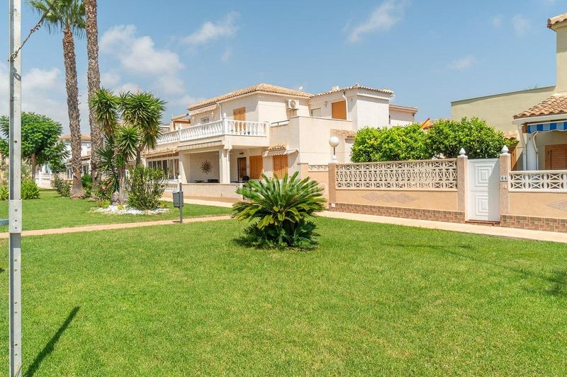 Foto 62060d14-3a2d-4f61-8e94-88fe0a8a7af9. Casa aparellada amb piscina a Playa Flamenca Orihuela