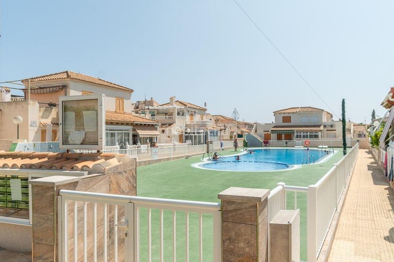 Foto c3ba9fbc-dbe3-4ede-ae31-4cd5539589bf. Casa aparellada amb piscina a Playa Flamenca Orihuela