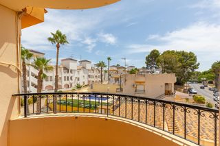 Attique à Villamartín-Las Filipinas. Ubicado en el cotizado residencial ibiza, este apartamento amueb