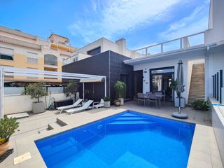 Doppelhaus in Formentera del Segura. Moderna vivienda adosada construida en 2017, situada frente a un