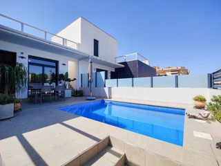 Towny house in Formentera del Segura. Moderna vivienda adosada construida en 2017, situada frente a un
