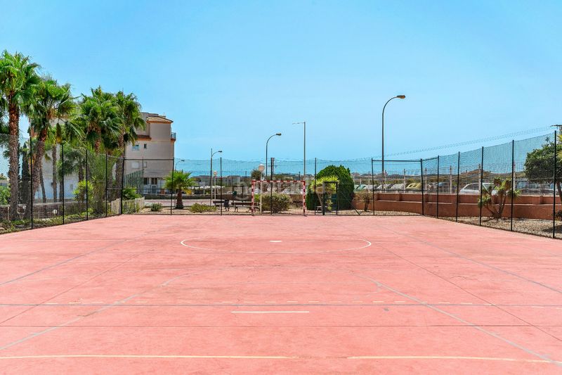 Foto c4298094-57dd-49da-8a08-b33a296e0da1. Apartament amb aparcament piscina a La Florida Orihuela