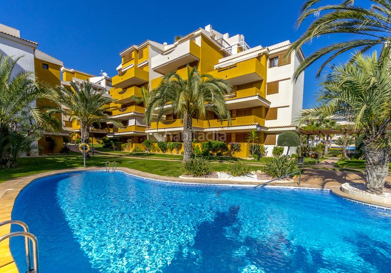 Foto 227a4cbd-e3fa-4733-bd45-27e0b6448ea4. Àtic amb aparcament piscina a Punta Prima Torrevieja