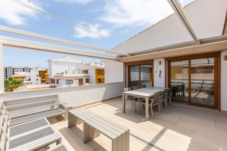 Penthouse in Punta Prima. Este exclusivo aacutetico se ubica en el prestigioso residencial