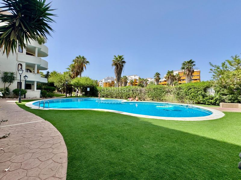 Foto 8d63f36e-98b6-4577-986f-b9601ba89a91. Apartament amb aparcament piscina a Punta Prima Torrevieja