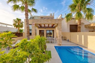 Xalet a Pueblo Bravo. Presentamos esta magniacutefica villa de estilo contemporaacuten
