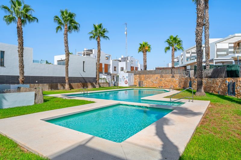 Foto c2d6da1c-e92a-4aff-ab92-f4829a9be3da. Xalet amb aparcament piscina a Los Almendros Orihuela