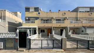 Casa adossada a Playa Flamenca. Adosado de 2 dormitorios con solaacuterium y piscina comunitaria