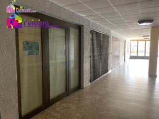 Local commercial à Albox. Local en venta en albox, en avenida pio xii, en el pasillo del e
