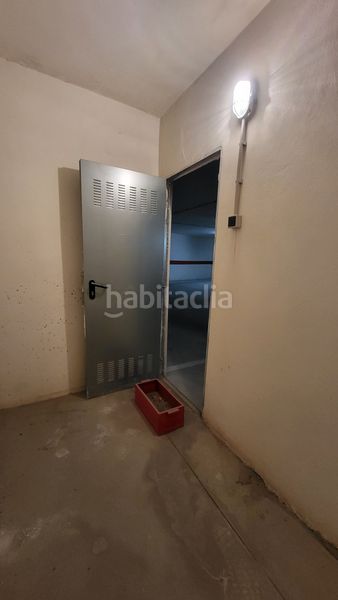 Foto b71d1ff7-112d-47ab-81d3-1b4a9d278c48. Aparcament cotxe a Albox