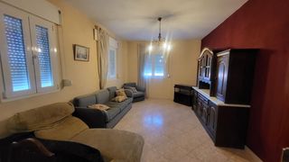 Lloguer Pis a Albox. Amplio piso de 4 dormitorios y 2 baños en la loma. perfecto para