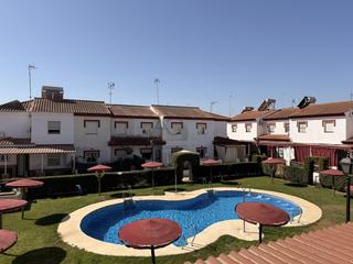 Haus in Cabezas de San Juan (Las). Unifamiliar adosada en ciudad jardin