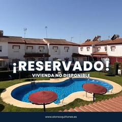 Maison à Cabezas de San Juan (Las). Unifamiliar adosada en ciudad jardin