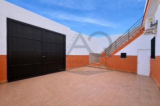 Haus in Nueva Alcalá. Vivienda  inversión con acceso a 3 calles en alcalá de guadaíra