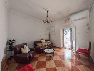 Casa en Cabezas de San Juan (Las). Vivienda de dos plantas en zona centro