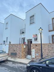 Maison à Bonares. Vivienda adosada de dos plantas