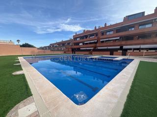 Apartamento en Carrer de sant antoni, cubelles, spain. Obra nueva con solárium, parking, piscina y junto a la playa tu
