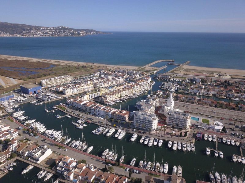 Foto e76f763c-9584-43d7-af0f-3ef6f5443d92. Edifici a calle cavallo de mar a Salins - Cavall de Mar Empuriabrava