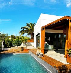 Casa in Carrer enric granados, 15, cubelles, spain. Vivienda de diseño 2021 muy luminosa, sol todo el día, piscina y