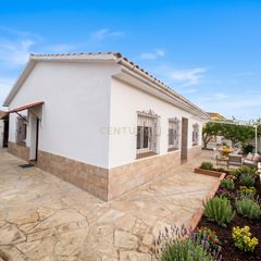 House in Albinyana. Estupenda  casa independiente en una sola planta  con instalacio