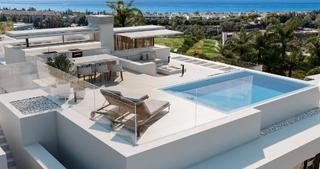 Casa aparellada a Bahía de Marbella. Urbanización soul marbellasanta clara golf