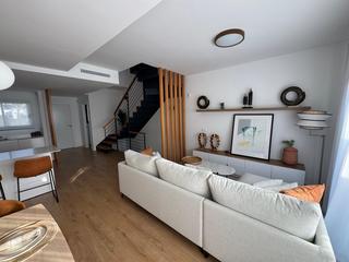 Casa adosada en Pinos de Alhaurín. Adosado en esquina con parcela de 192 m2.
