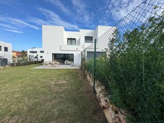 Casa pareada en Pinos de Alhaurín. Pareado en alhaurín de la torre con semisotano 88m2