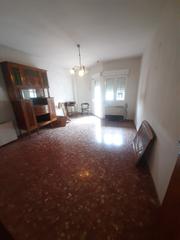 Pis a Úbeda. Se vende piso en calle ancha en el centro de ubeda