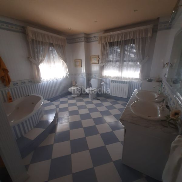 Foto 67e71294-9984-4b52-b080-047a6c2cf1e7. Casa adossada amb xemeneia aparcament piscina a Úbeda