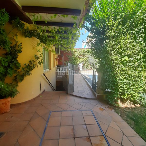 Foto b6bf960f-d6cc-4f8f-9679-604323057bfb. Casa adossada amb xemeneia aparcament piscina a Úbeda