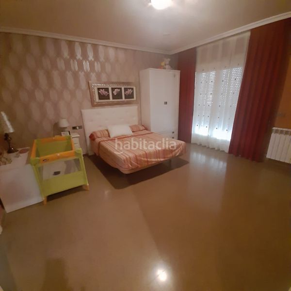 Foto c10e33e0-aa3b-4c7c-b20f-35f7ec463e54. Casa adossada amb xemeneia aparcament piscina a Úbeda