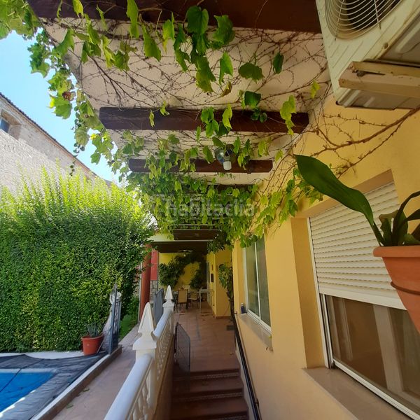 Foto d83b045d-9232-4bfb-b019-e00cb83d8afc. Casa adossada amb xemeneia aparcament piscina a Úbeda