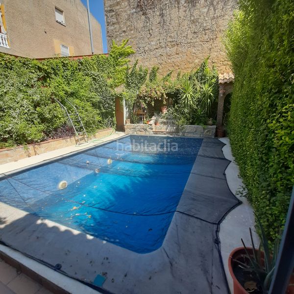 Foto e4c6c44f-a44c-4d8b-8c5c-eedb37a8b5a1. Casa adossada amb xemeneia aparcament piscina a Úbeda